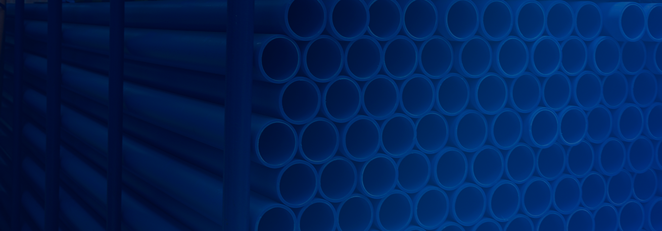 Tuberías HDPE almacenadas en estantería Calplast