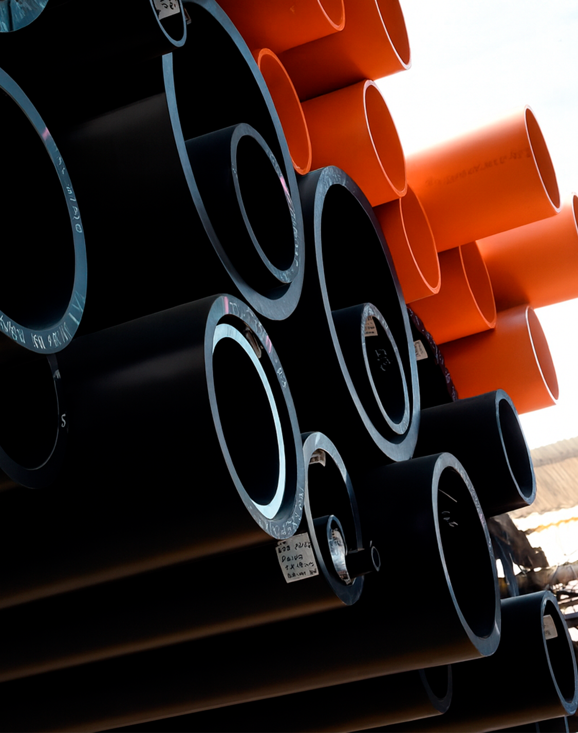 Tuberías HDPE almacenadas en estantería Calplast